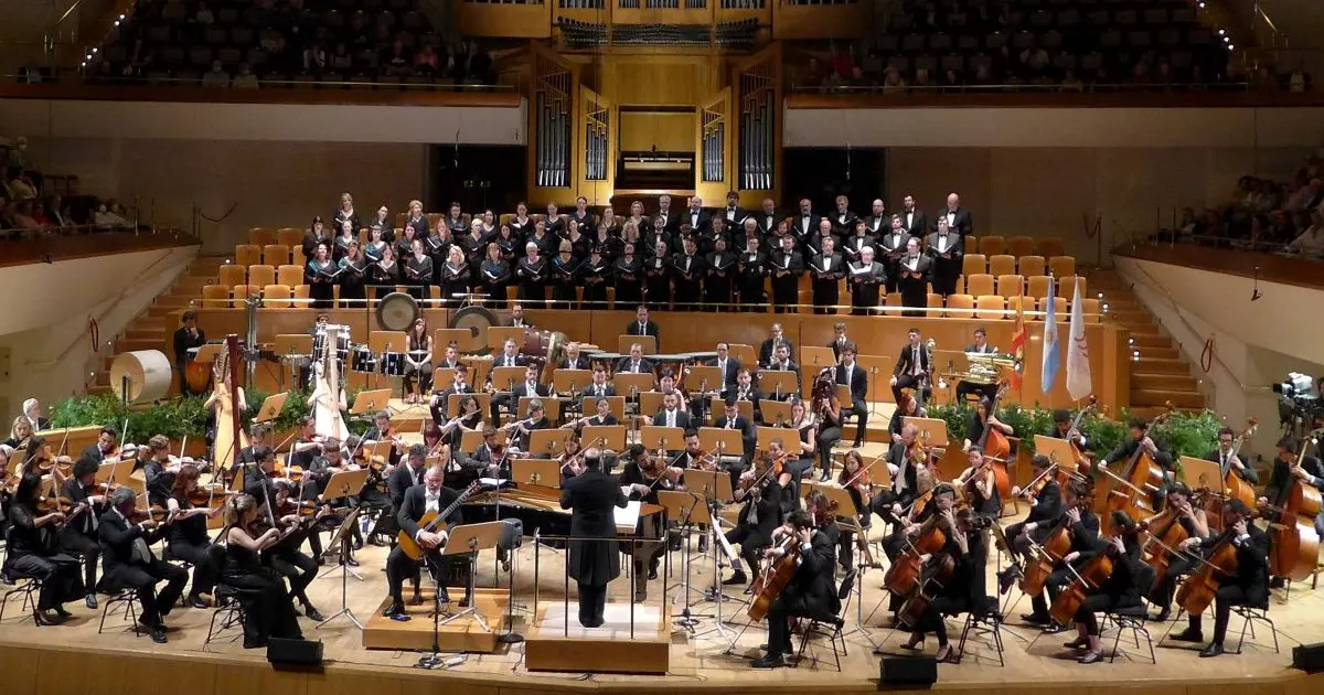 Edoardo Catemario in concerto, con la Orquesta Filarmonía e il Coro di Brno.